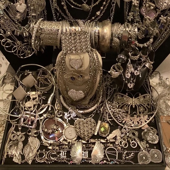 4 LBS Vintage jewelry lot - Picture 9 of 13